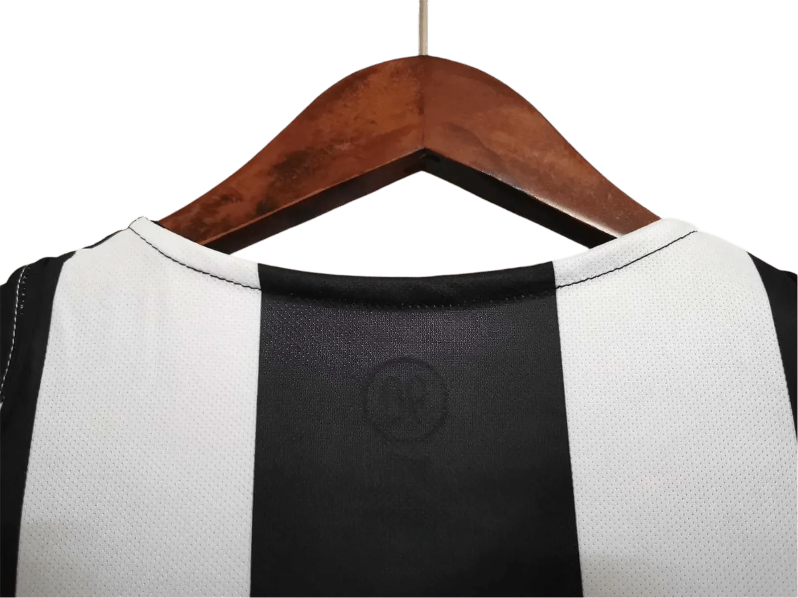 https://cdn.shopify.com/s/files/1/0826/7228/8075/files/20042005-juventus-sky-sport-home-retro-kit-339330.webp?v=1741197294