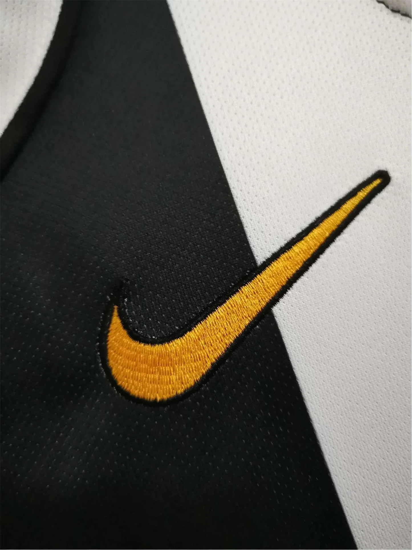 https://cdn.shopify.com/s/files/1/0826/7228/8075/files/20042005-juventus-sky-sport-home-retro-kit-395503.webp?v=1741197298