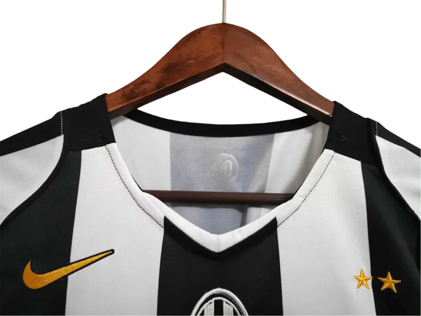 https://cdn.shopify.com/s/files/1/0826/7228/8075/files/20042005-juventus-sky-sport-home-retro-kit-633291.webp?v=1741197296