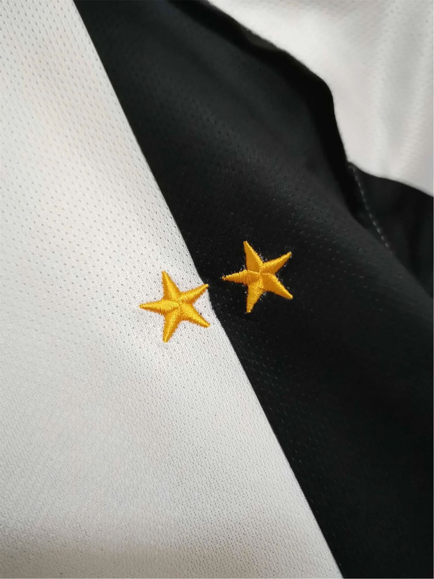 https://cdn.shopify.com/s/files/1/0826/7228/8075/files/20042005-juventus-sky-sport-home-retro-kit-774386.webp?v=1741197297