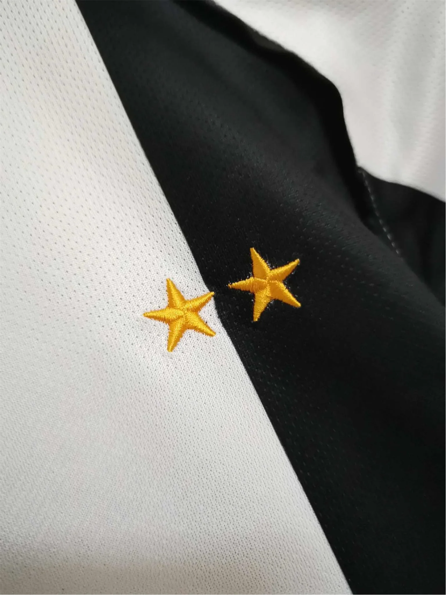 https://cdn.shopify.com/s/files/1/0826/7228/8075/files/20042005-juventus-sky-sport-home-retro-kit-774386.webp?v=1741197297