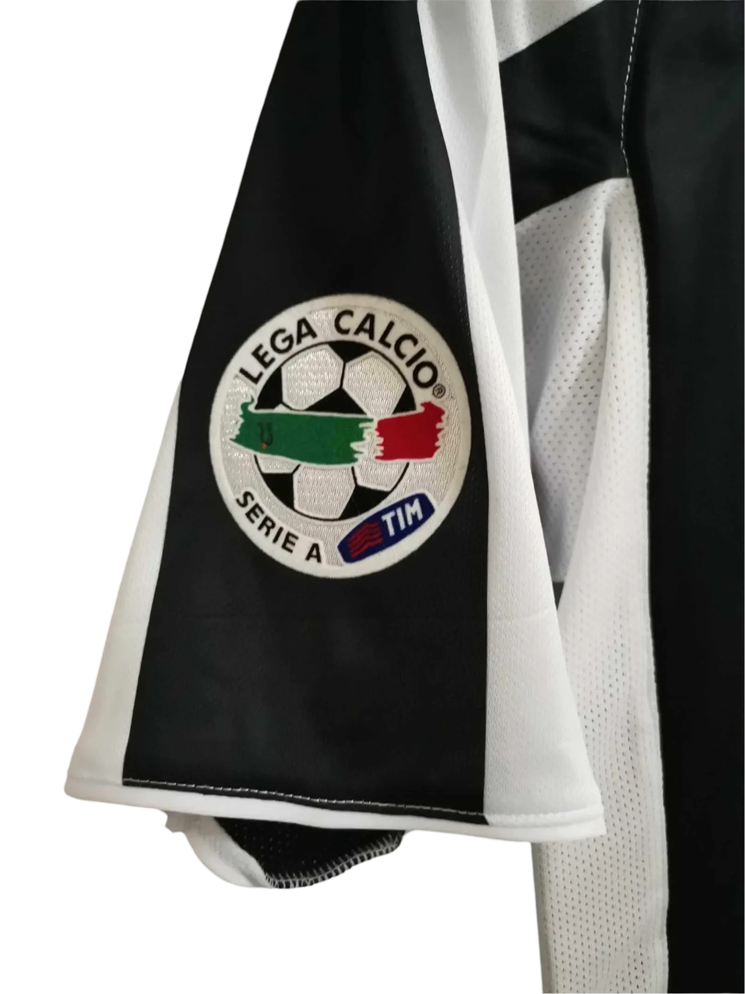 https://cdn.shopify.com/s/files/1/0826/7228/8075/files/20042005-juventus-sky-sport-home-retro-kit-886376.webp?v=1741197296
