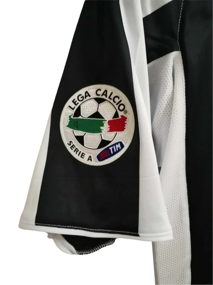 https://cdn.shopify.com/s/files/1/0826/7228/8075/files/20042005-juventus-sky-sport-home-retro-kit-886376.webp?v=1741197296