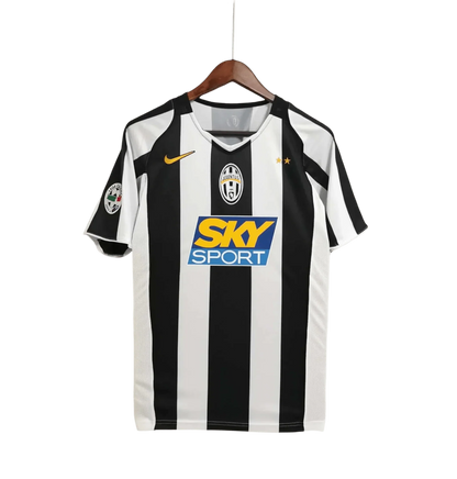 https://cdn.shopify.com/s/files/1/0826/7228/8075/files/20042005-juventus-sky-sport-home-retro-kit-946423.webp?v=1741197298