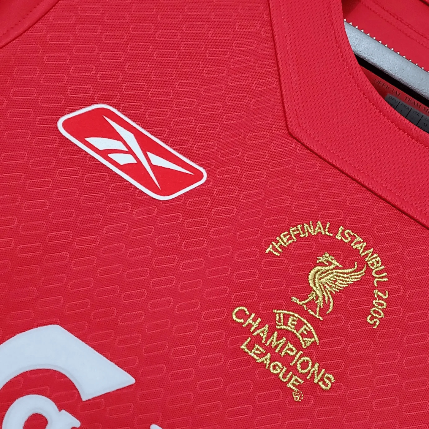 https://cdn.shopify.com/s/files/1/0826/7228/8075/files/20042005-liverpooi-carlsberg-ucl-final-istanbul-home-retro-kit-classickits433-626369.webp?v=1741198019