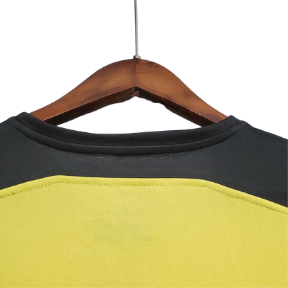 https://cdn.shopify.com/s/files/1/0826/7228/8075/files/20042005-liverpooi-carlsberg-yellow-away-retro-kit-classickits433-640985.webp?v=1741197879