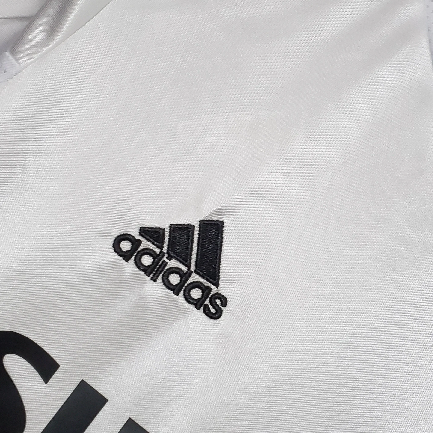 https://cdn.shopify.com/s/files/1/0826/7228/8075/files/20042005-real-madrid-siemens-mobile-home-retro-kit-216396.webp?v=1741197485