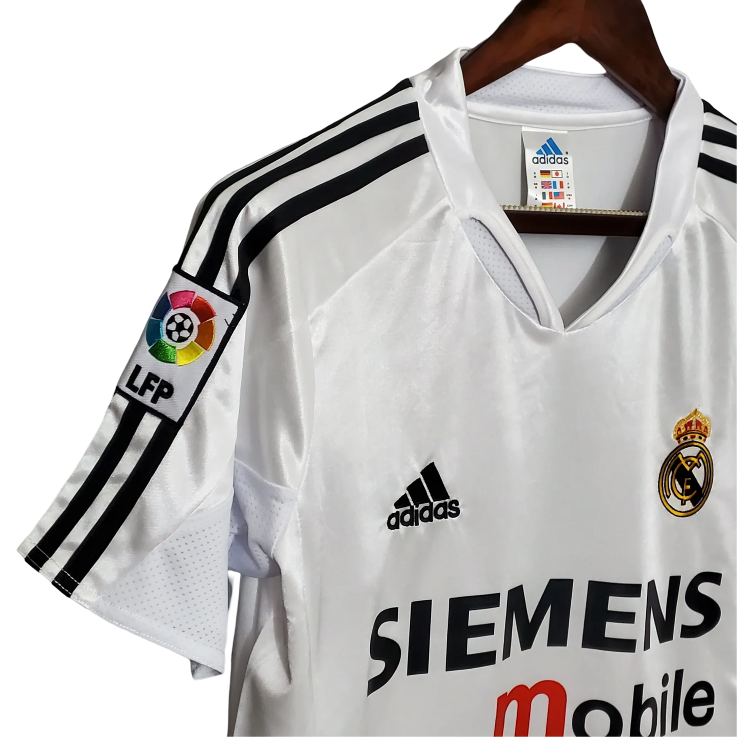 https://cdn.shopify.com/s/files/1/0826/7228/8075/files/20042005-real-madrid-siemens-mobile-home-retro-kit-754169.webp?v=1741197482