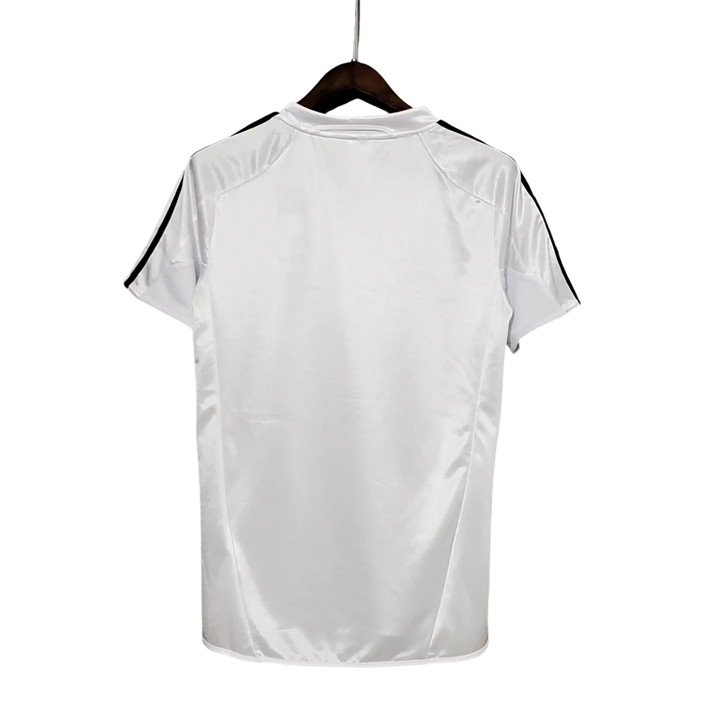 https://cdn.shopify.com/s/files/1/0826/7228/8075/files/20042005-real-madrid-siemens-mobile-home-retro-kit-754994.webp?v=1741197482