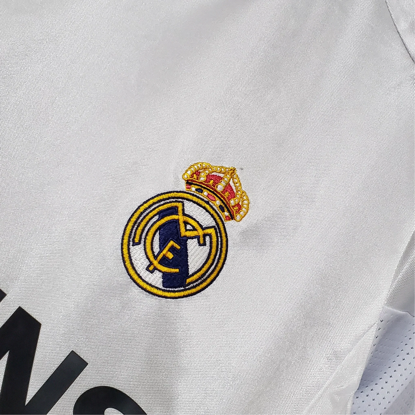 https://cdn.shopify.com/s/files/1/0826/7228/8075/files/20042005-real-madrid-siemens-mobile-home-retro-kit-830258.webp?v=1741197482
