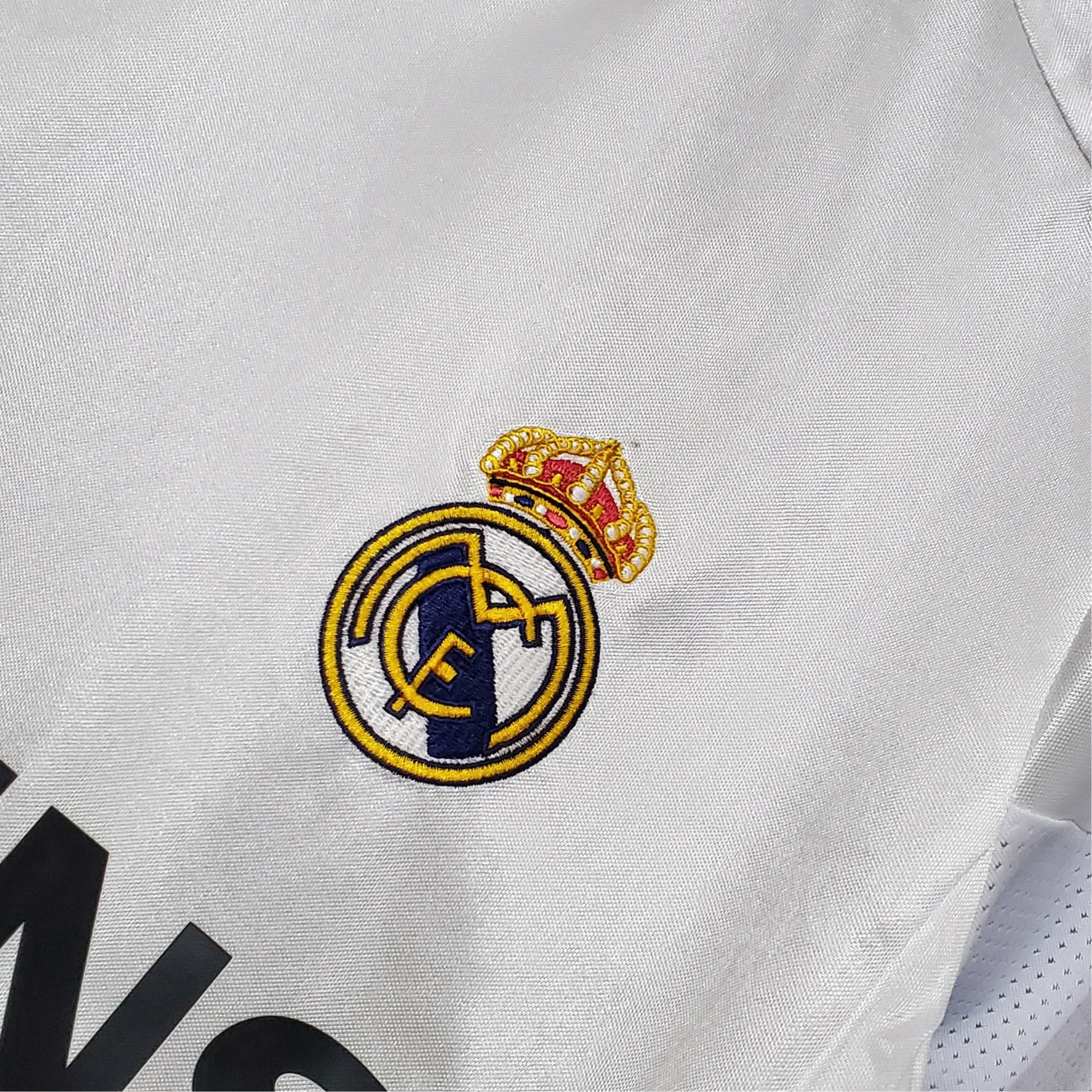 https://cdn.shopify.com/s/files/1/0826/7228/8075/files/20042005-real-madrid-siemens-mobile-home-retro-kit-830258.webp?v=1741197482