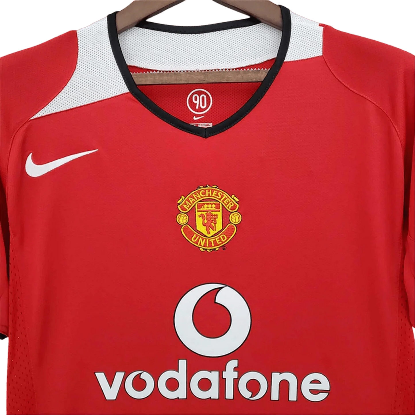 https://cdn.shopify.com/s/files/1/0826/7228/8075/files/20042006-manchester-united-vodafone-home-retro-kit-short-sleeves-classickits433-111296.webp?v=1741197670