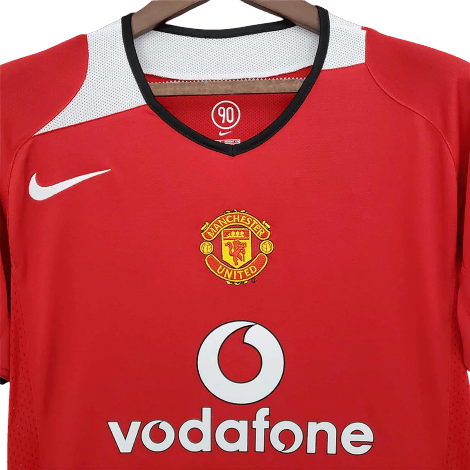 https://cdn.shopify.com/s/files/1/0826/7228/8075/files/20042006-manchester-united-vodafone-home-retro-kit-short-sleeves-classickits433-111296.webp?v=1741197670