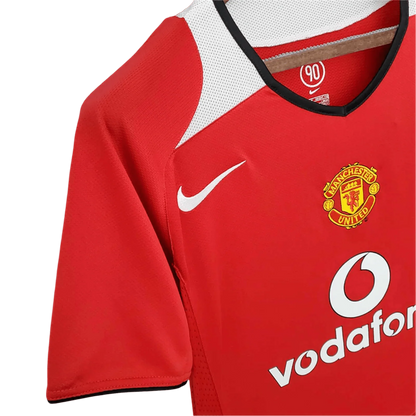 https://cdn.shopify.com/s/files/1/0826/7228/8075/files/20042006-manchester-united-vodafone-home-retro-kit-short-sleeves-classickits433-144332.webp?v=1741197670