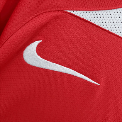https://cdn.shopify.com/s/files/1/0826/7228/8075/files/20042006-manchester-united-vodafone-home-retro-kit-short-sleeves-classickits433-228750.webp?v=1741197670