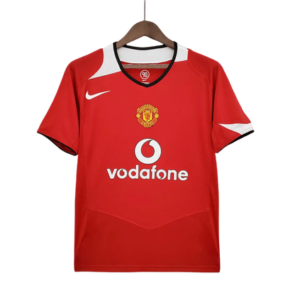 https://cdn.shopify.com/s/files/1/0826/7228/8075/files/20042006-manchester-united-vodafone-home-retro-kit-short-sleeves-classickits433-375760.webp?v=1741197670