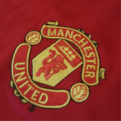 https://cdn.shopify.com/s/files/1/0826/7228/8075/files/20042006-manchester-united-vodafone-home-retro-kit-short-sleeves-classickits433-763354.webp?v=1741197669