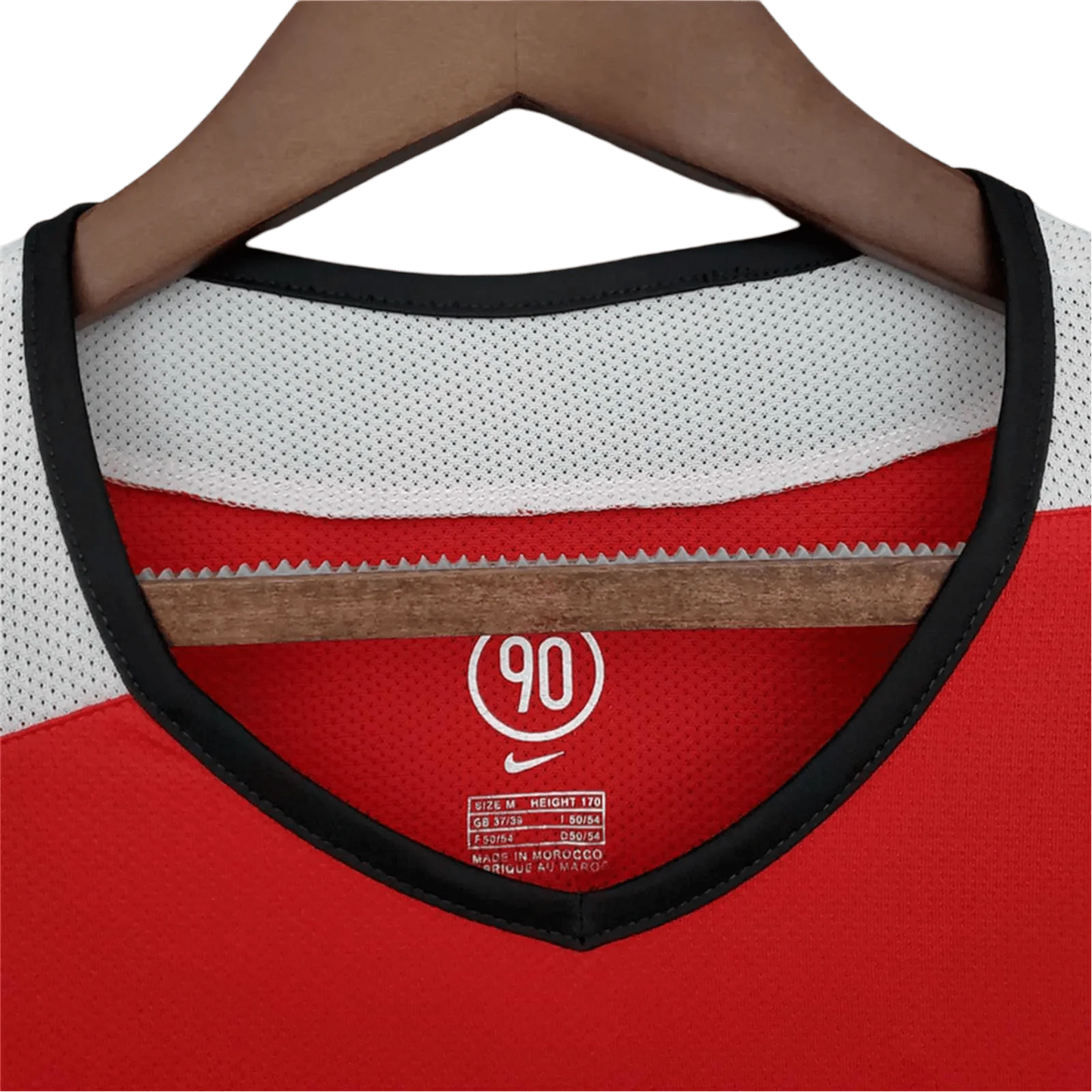 https://cdn.shopify.com/s/files/1/0826/7228/8075/files/20042006-manchester-united-vodafone-home-retro-kit-short-sleeves-classickits433-955514.webp?v=1741197671
