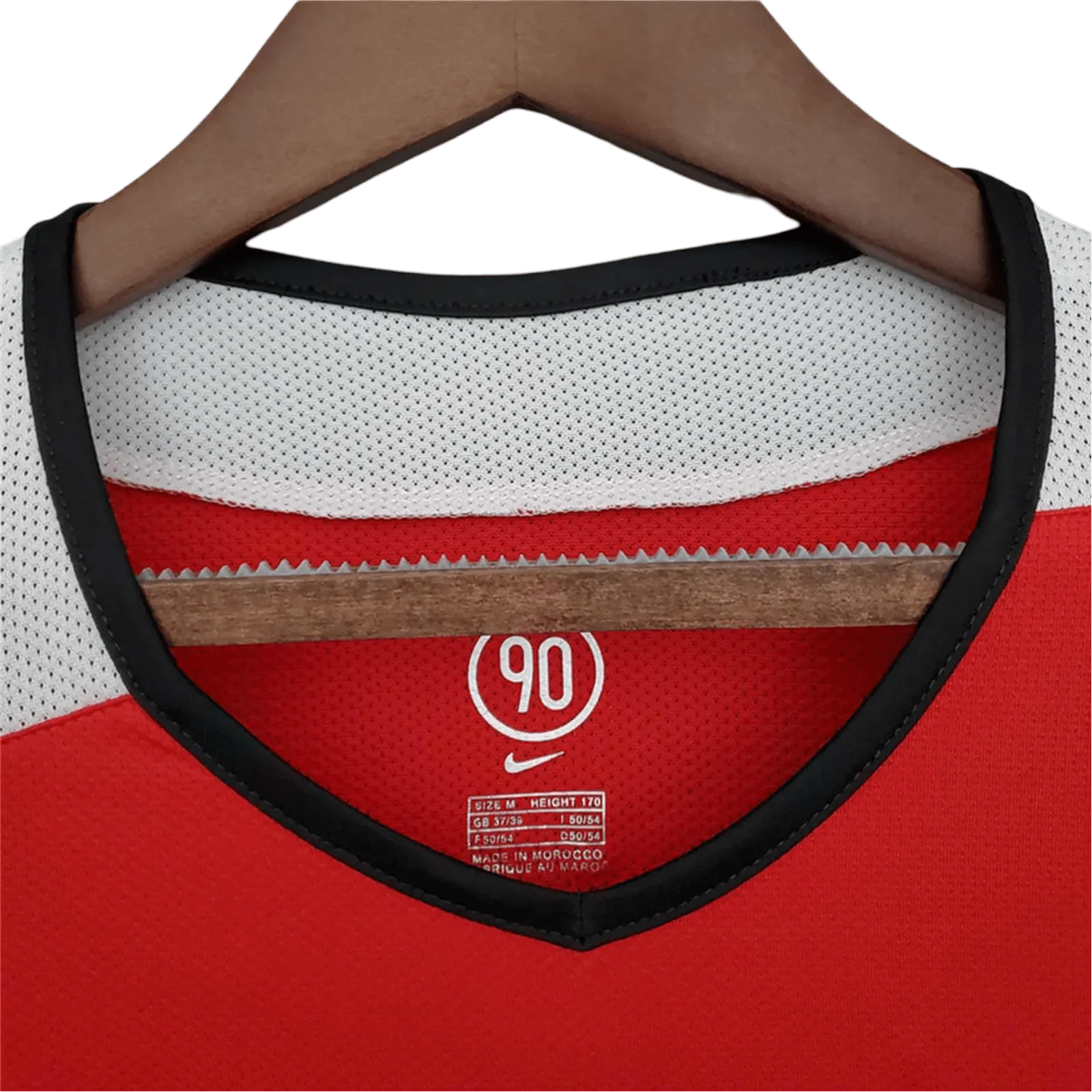 https://cdn.shopify.com/s/files/1/0826/7228/8075/files/20042006-manchester-united-vodafone-home-retro-kit-short-sleeves-classickits433-955514.webp?v=1741197671