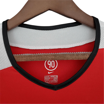 https://cdn.shopify.com/s/files/1/0826/7228/8075/files/20042006-manchester-united-vodafone-home-retro-kit-short-sleeves-classickits433-955514.webp?v=1741197671