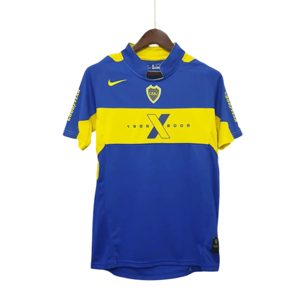 https://cdn.shopify.com/s/files/1/0826/7228/8075/files/2005-boca-juniors-home-retro-jersey-440262.webp?v=1741197156