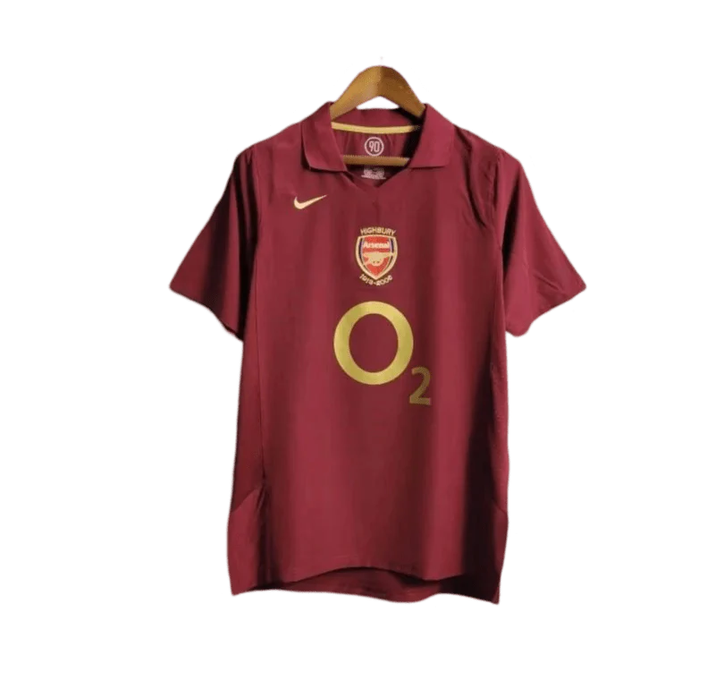 https://cdn.shopify.com/s/files/1/0826/7228/8075/files/20052006-arsenal-sponsor-o2-home-retro-kit-classickits433-771156.webp?v=1741199333