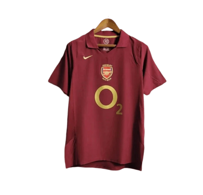 https://cdn.shopify.com/s/files/1/0826/7228/8075/files/20052006-arsenal-sponsor-o2-home-retro-kit-classickits433-771156.webp?v=1741199333