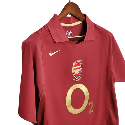 https://cdn.shopify.com/s/files/1/0826/7228/8075/files/20052006-arsenal-sponsor-o2-home-retro-kit-classickits433-947643.webp?v=1741199333