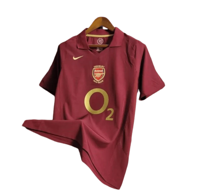 https://cdn.shopify.com/s/files/1/0826/7228/8075/files/20052006-arsenal-sponsor-o2-home-retro-kit-classickits433-970153.webp?v=1741199331