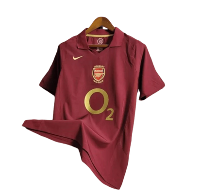 https://cdn.shopify.com/s/files/1/0826/7228/8075/files/20052006-arsenal-sponsor-o2-home-retro-kit-classickits433-970153.webp?v=1741199331