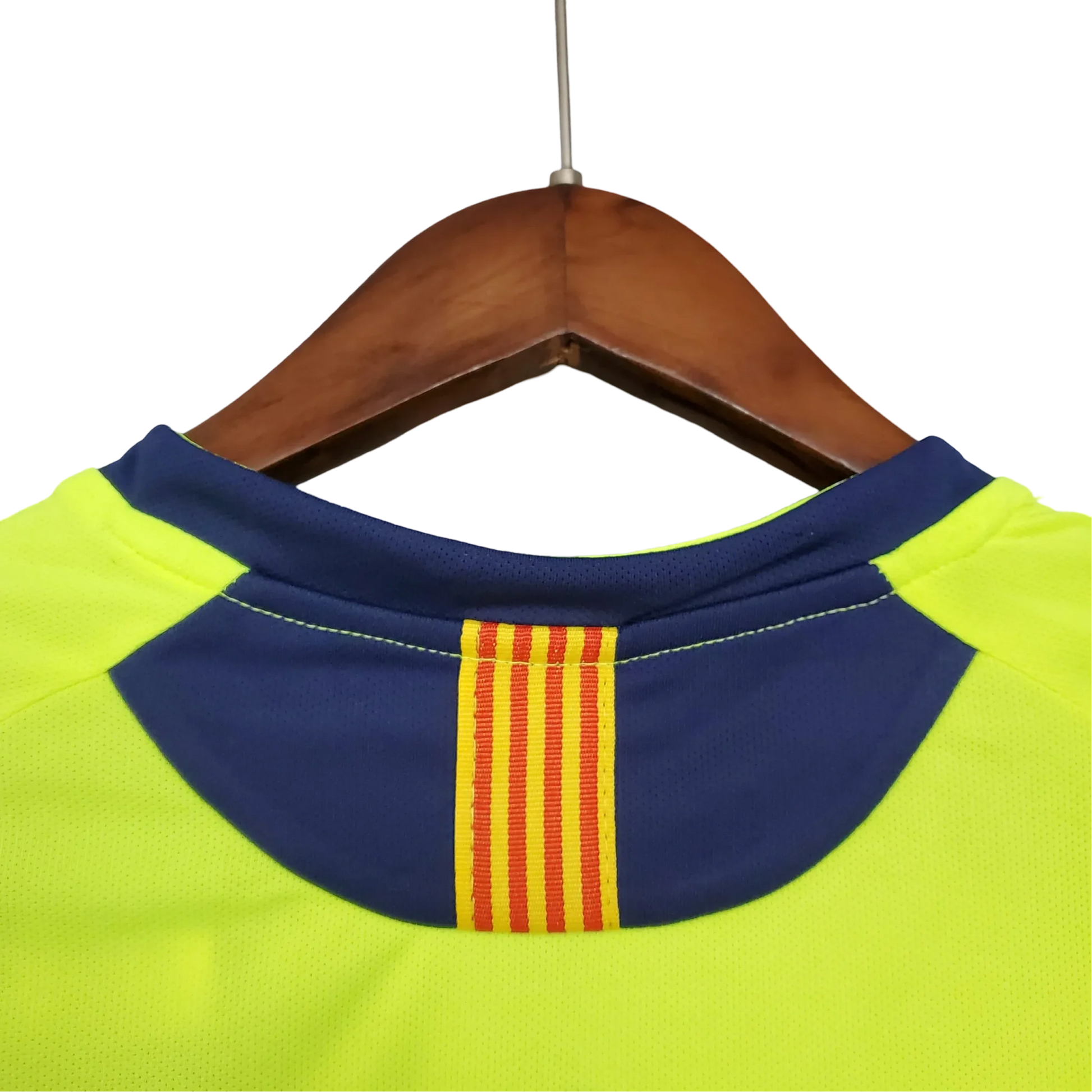 https://cdn.shopify.com/s/files/1/0826/7228/8075/files/20052006-fc-barcelona-away-retro-kit-classickits433-261571.webp?v=1741197613