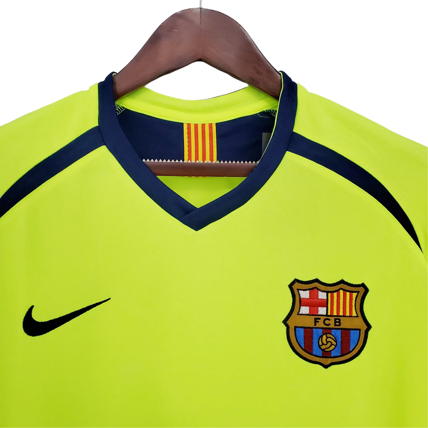 https://cdn.shopify.com/s/files/1/0826/7228/8075/files/20052006-fc-barcelona-away-retro-kit-classickits433-548628.webp?v=1741197613