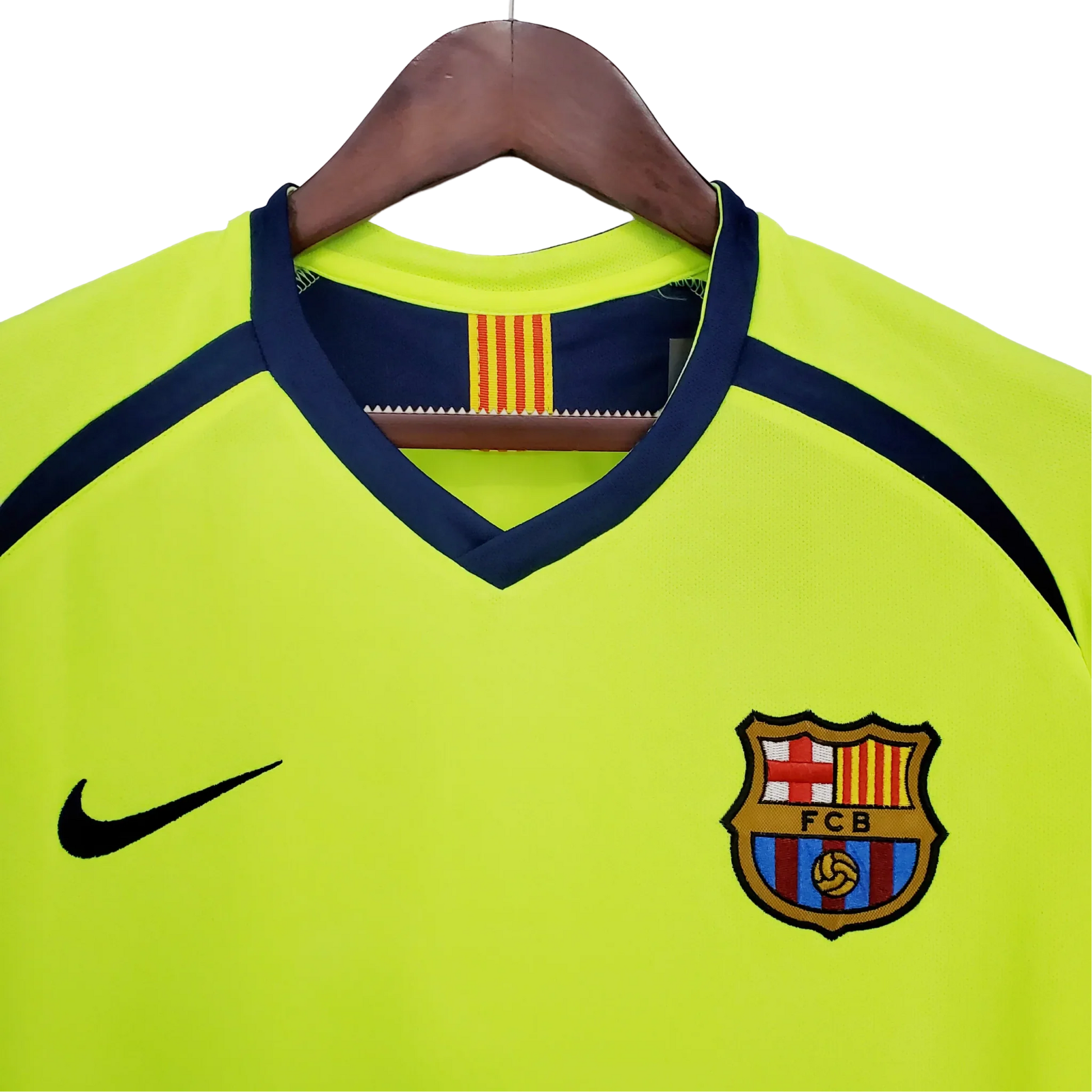 https://cdn.shopify.com/s/files/1/0826/7228/8075/files/20052006-fc-barcelona-away-retro-kit-classickits433-548628.webp?v=1741197613