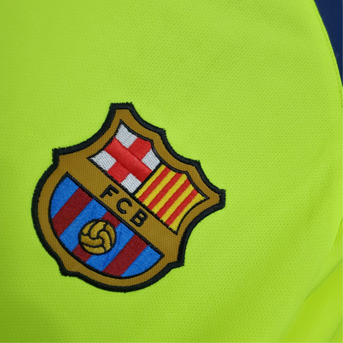 https://cdn.shopify.com/s/files/1/0826/7228/8075/files/20052006-fc-barcelona-away-retro-kit-classickits433-981562.webp?v=1741197612