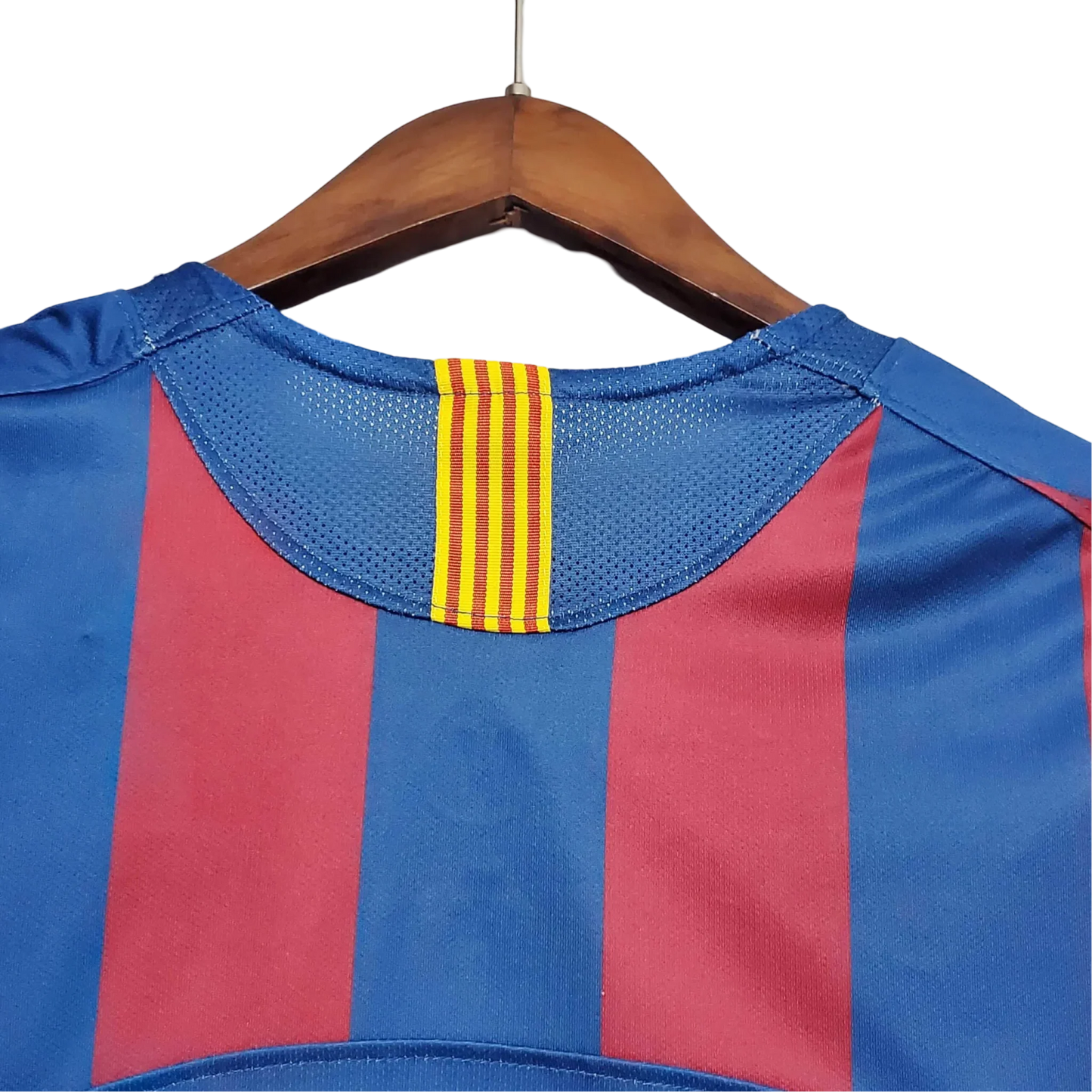 https://cdn.shopify.com/s/files/1/0826/7228/8075/files/20052006-fc-barcelona-home-retro-kit-classickits433-234269.webp?v=1741199024