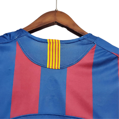 https://cdn.shopify.com/s/files/1/0826/7228/8075/files/20052006-fc-barcelona-home-retro-kit-classickits433-234269.webp?v=1741199024