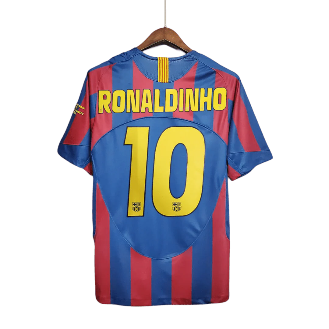 https://cdn.shopify.com/s/files/1/0826/7228/8075/files/20052006-fc-barcelona-home-retro-kit-classickits433-240931.webp?v=1741199023