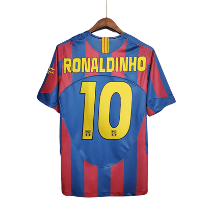 https://cdn.shopify.com/s/files/1/0826/7228/8075/files/20052006-fc-barcelona-home-retro-kit-classickits433-240931.webp?v=1741199023