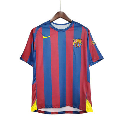 https://cdn.shopify.com/s/files/1/0826/7228/8075/files/20052006-fc-barcelona-home-retro-kit-classickits433-246041.webp?v=1741199022