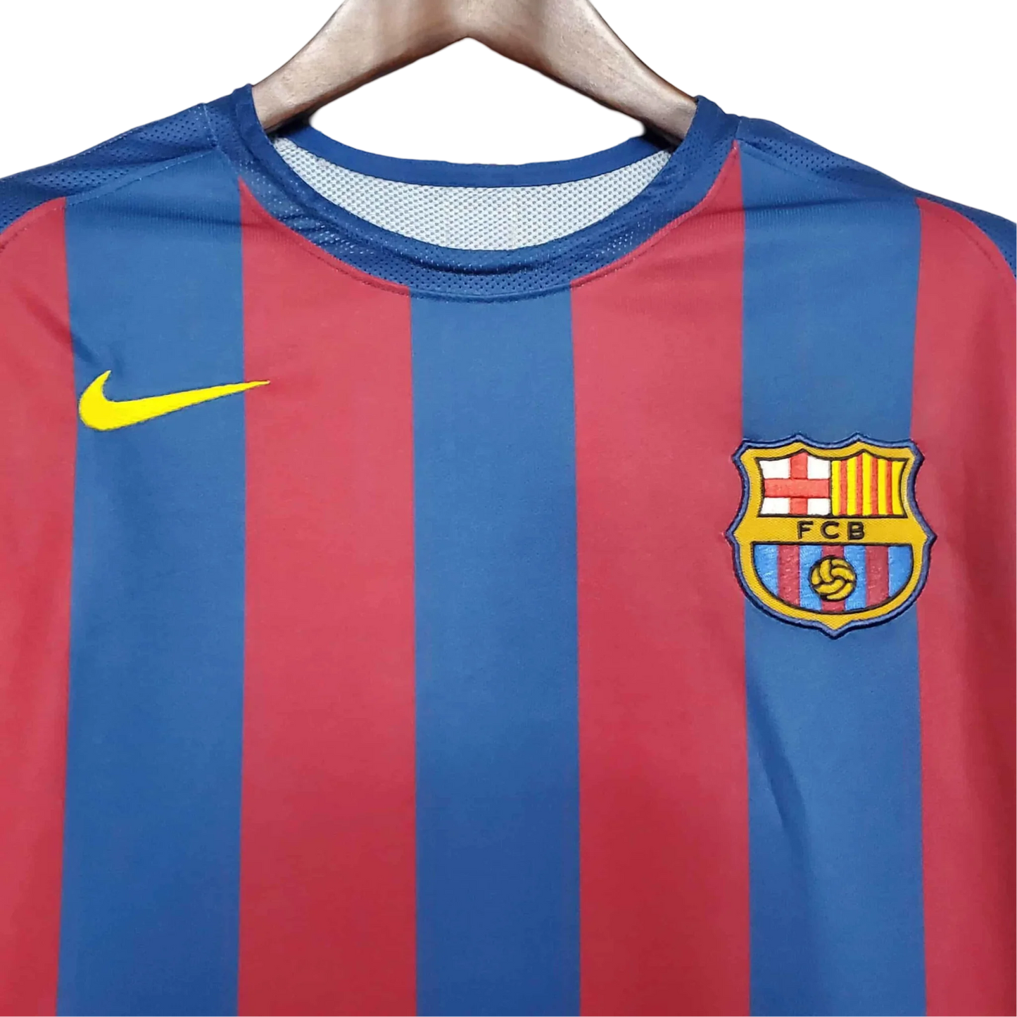 https://cdn.shopify.com/s/files/1/0826/7228/8075/files/20052006-fc-barcelona-home-retro-kit-classickits433-340825.webp?v=1741199021