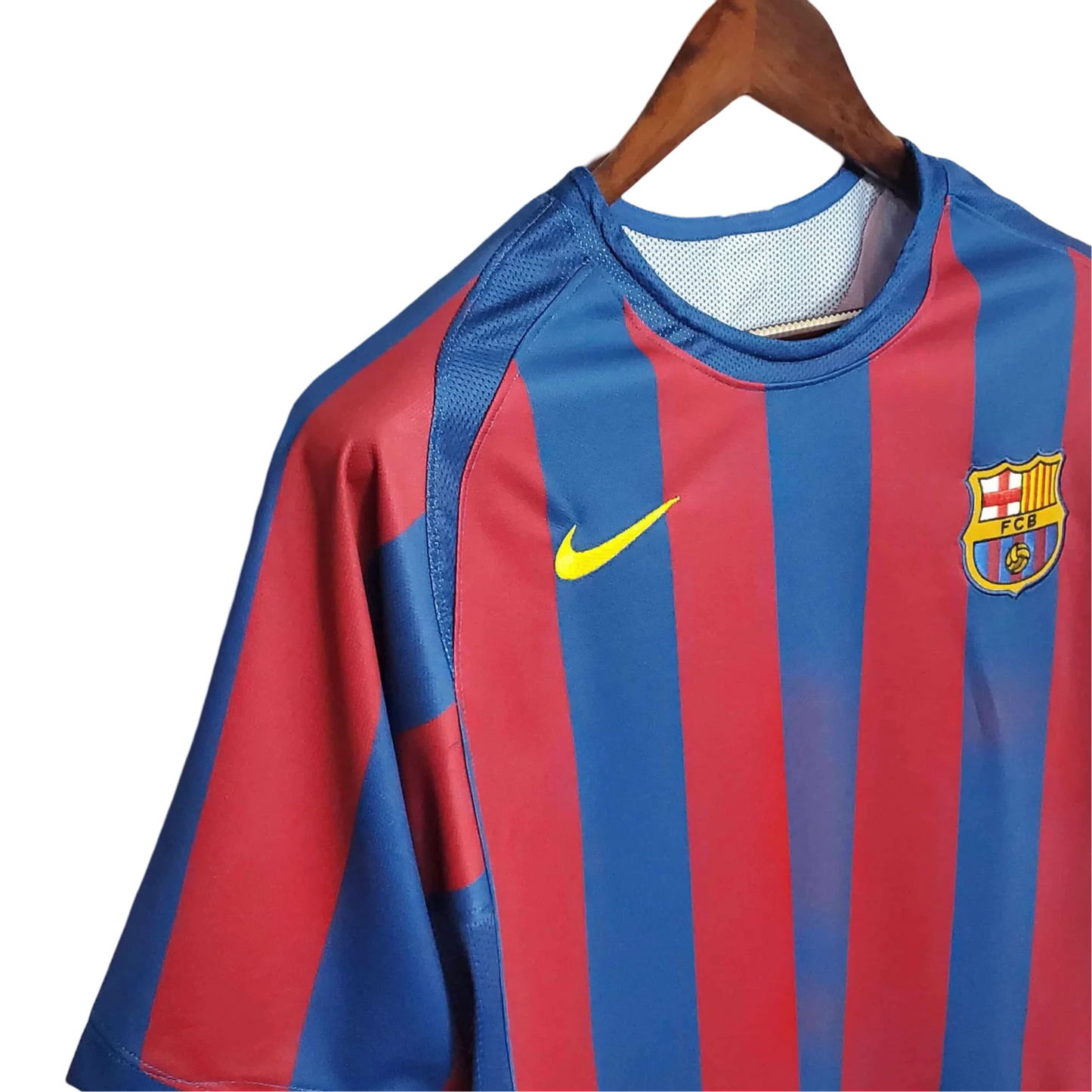 https://cdn.shopify.com/s/files/1/0826/7228/8075/files/20052006-fc-barcelona-home-retro-kit-classickits433-589884.webp?v=1741199023