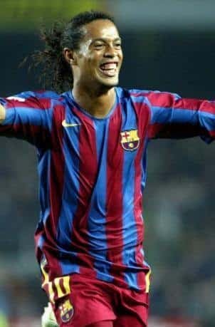 https://cdn.shopify.com/s/files/1/0826/7228/8075/files/20052006-fc-barcelona-home-retro-kit-classickits433-639643.webp?v=1741199020