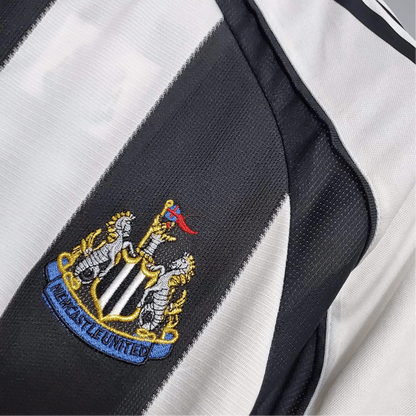 https://cdn.shopify.com/s/files/1/0826/7228/8075/files/20052006-newcastle-utd-northern-rock-home-retro-kit-classickits433-114101.webp?v=1741197850