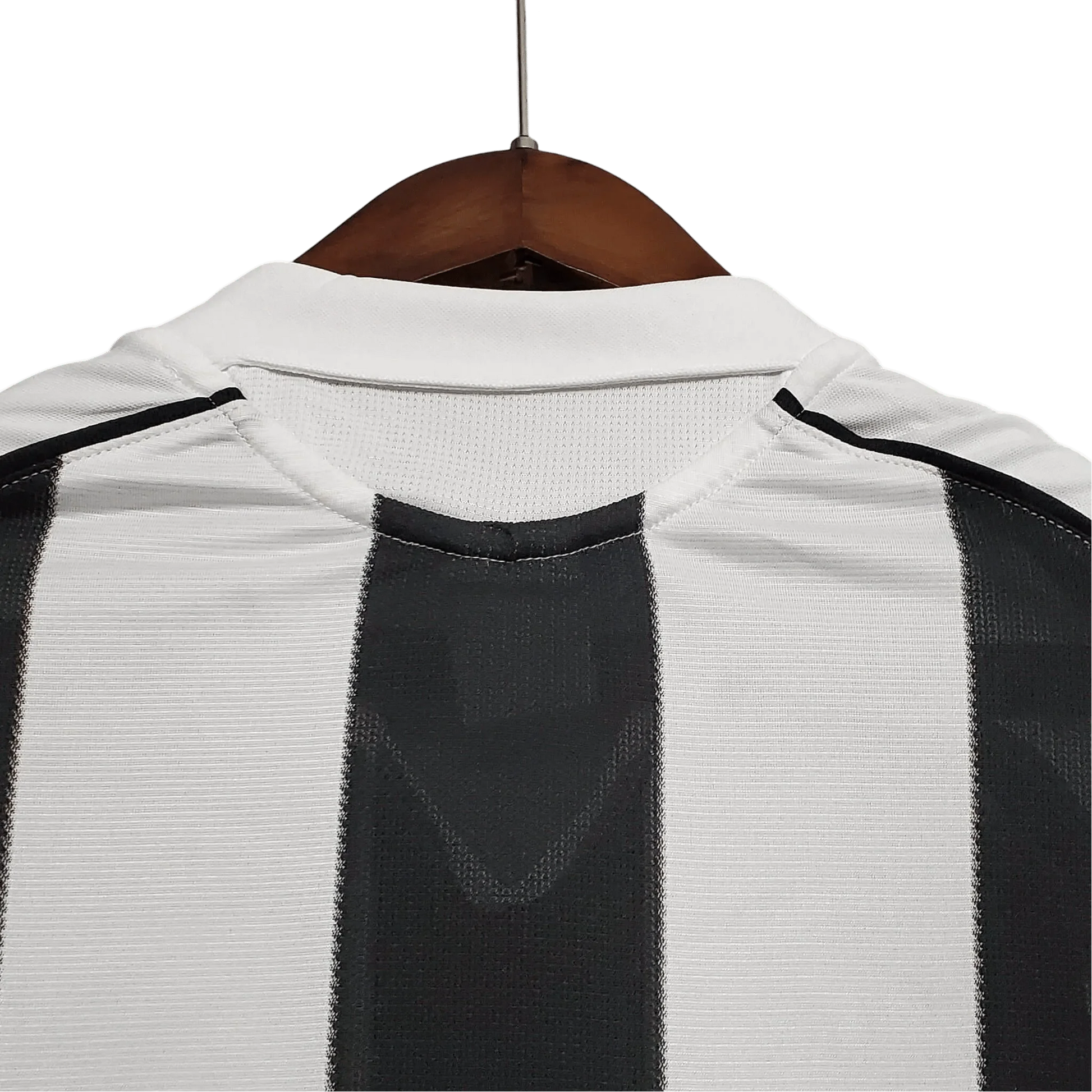 https://cdn.shopify.com/s/files/1/0826/7228/8075/files/20052006-newcastle-utd-northern-rock-home-retro-kit-classickits433-120835.webp?v=1741197851