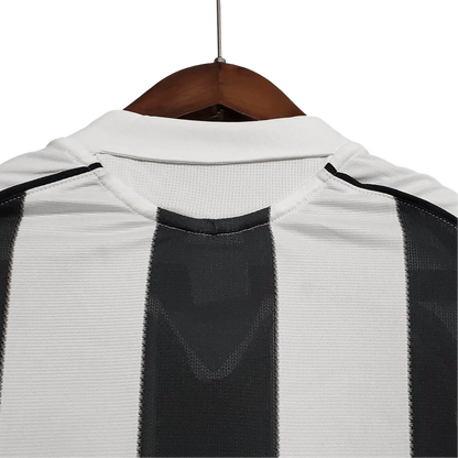 https://cdn.shopify.com/s/files/1/0826/7228/8075/files/20052006-newcastle-utd-northern-rock-home-retro-kit-classickits433-120835.webp?v=1741197851