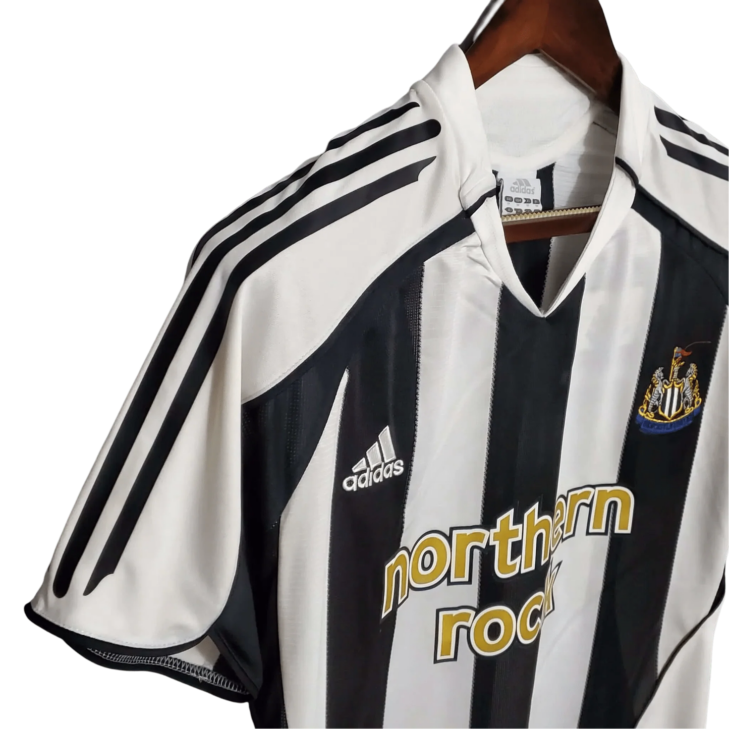 https://cdn.shopify.com/s/files/1/0826/7228/8075/files/20052006-newcastle-utd-northern-rock-home-retro-kit-classickits433-294717.webp?v=1741197846