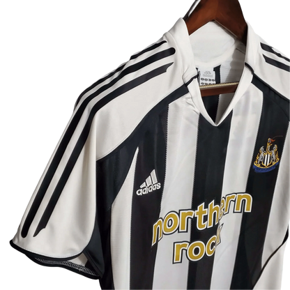 https://cdn.shopify.com/s/files/1/0826/7228/8075/files/20052006-newcastle-utd-northern-rock-home-retro-kit-classickits433-294717.webp?v=1741197846
