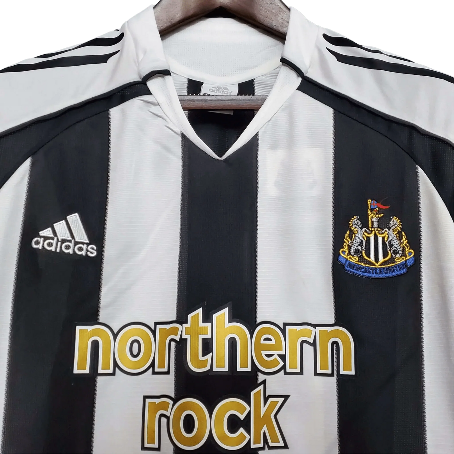 https://cdn.shopify.com/s/files/1/0826/7228/8075/files/20052006-newcastle-utd-northern-rock-home-retro-kit-classickits433-569219.webp?v=1741197850