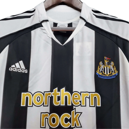 https://cdn.shopify.com/s/files/1/0826/7228/8075/files/20052006-newcastle-utd-northern-rock-home-retro-kit-classickits433-569219.webp?v=1741197850