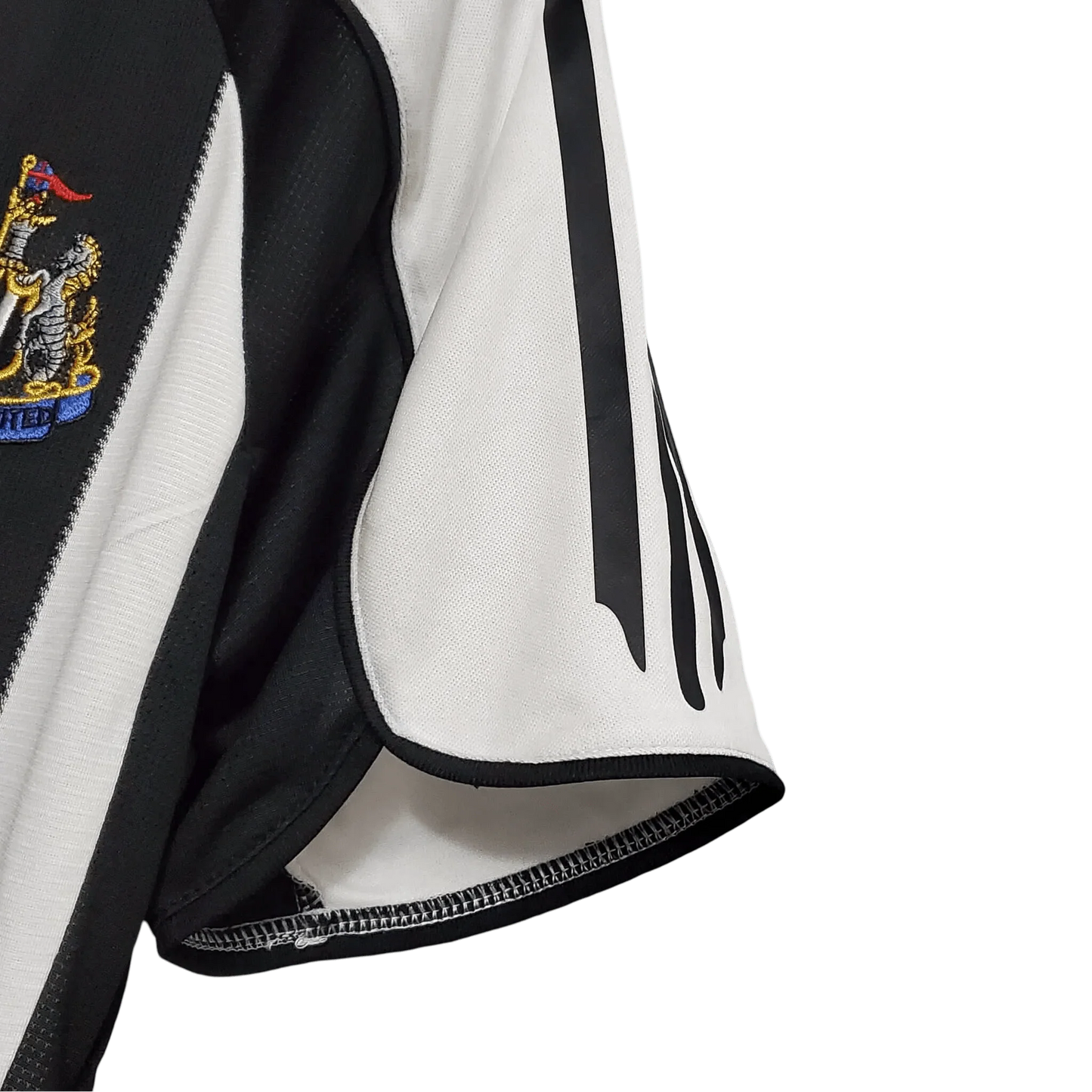 https://cdn.shopify.com/s/files/1/0826/7228/8075/files/20052006-newcastle-utd-northern-rock-home-retro-kit-classickits433-613022.webp?v=1741197846